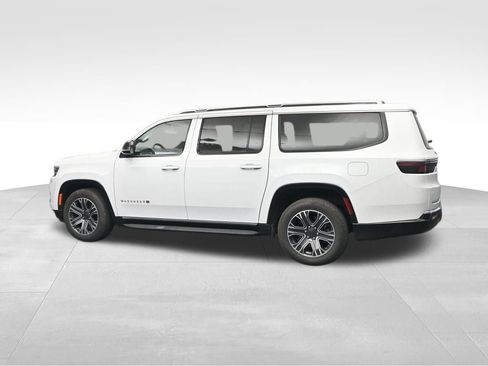 Used 2024 Jeep Wagoneer L Series II image 3