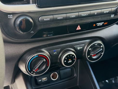 Used 2022 Hyundai Venue SE FWD image 12