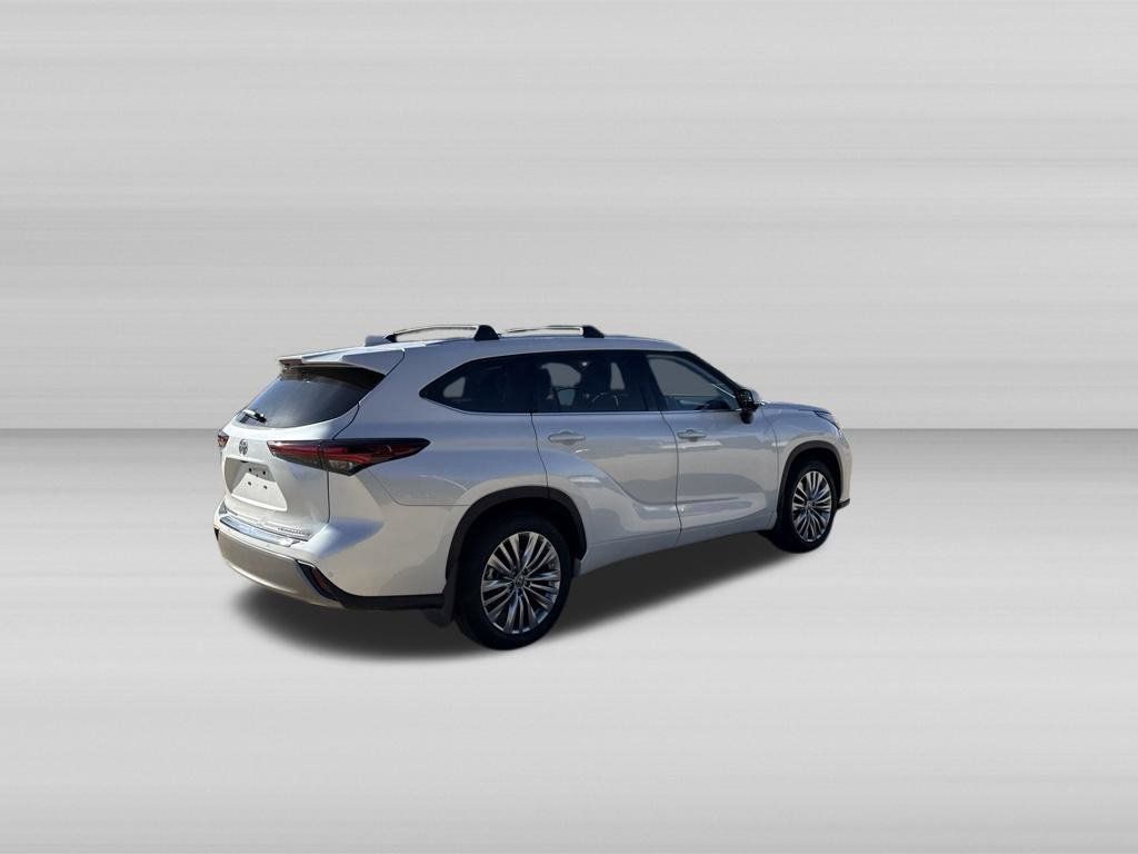 Used 2024 Toyota Highlander Platinum AWD/4WD image 5