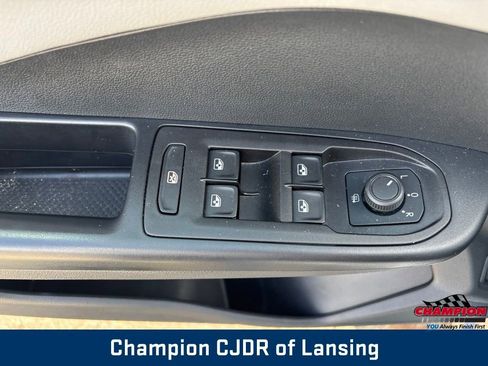 Used 2023 Volkswagen Taos SE AWD/4WD image 21