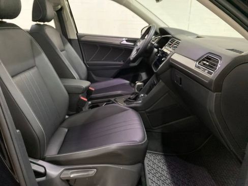 Used 2023 Volkswagen Tiguan SE w/ Panoramic Sunroof Package FWD image 27