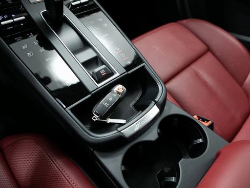 Certified 2025 Porsche Macan image 23