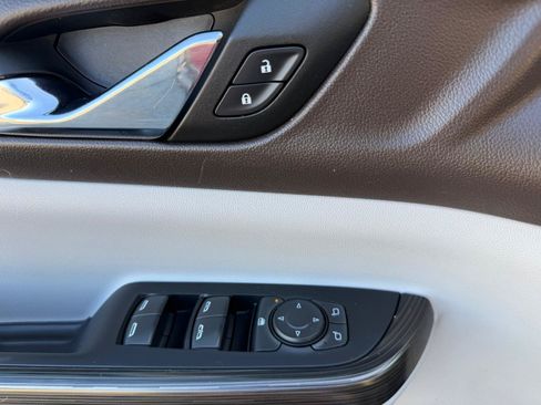 Certified 2023 GMC Acadia SLT FWD image 30