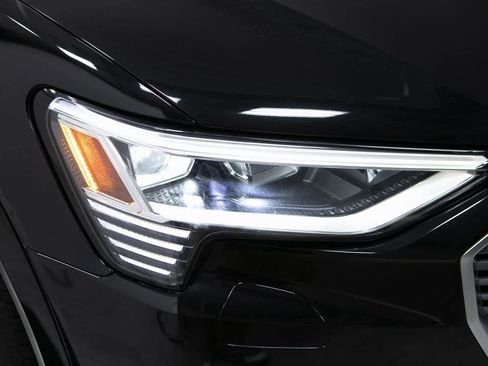 Used 2022 Audi e-tron Premium Plus w/ Premium Plus Package image 31