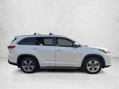 Used 2017 Toyota Highlander Limited image 3