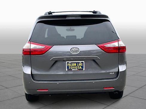 Used 2017 Toyota Sienna XLE image 4