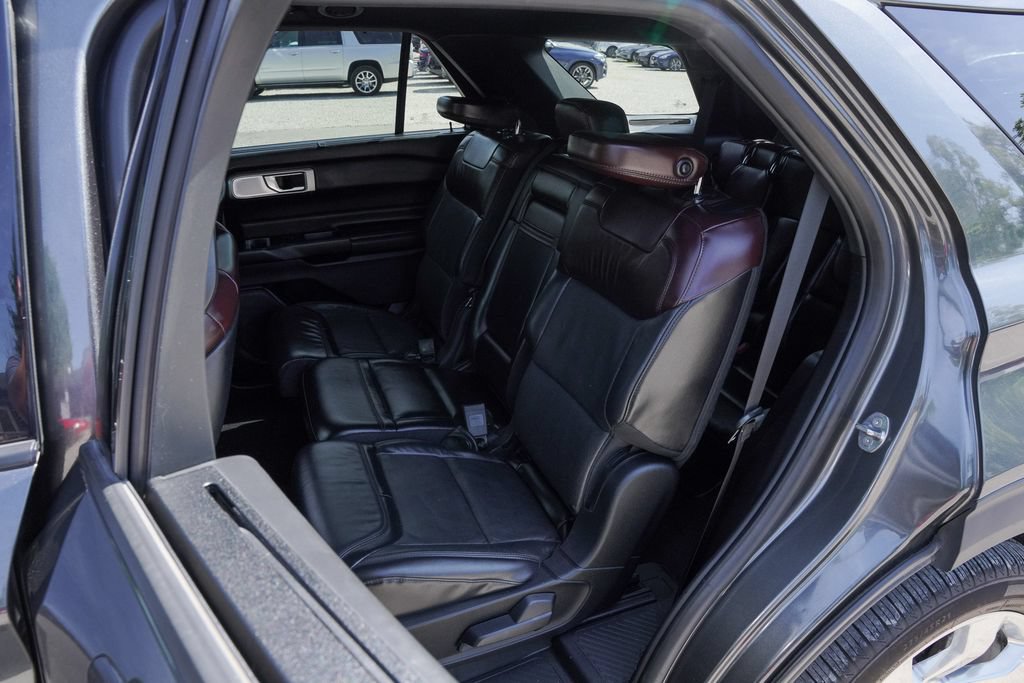 Used 2020 Ford Explorer Platinum w/ Premium Technology Package AWD/4WD image 32