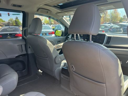 Used 2020 Toyota Sienna XLE FWD image 17