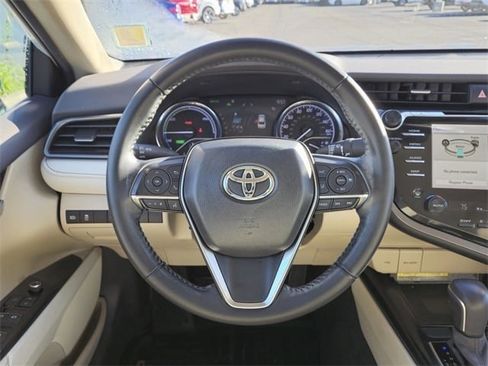 Used 2020 Toyota Camry XLE image 11