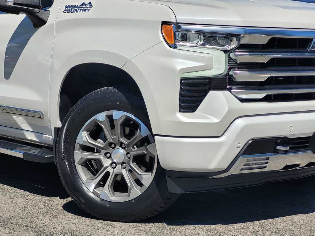 Used 2023 Chevrolet Silverado 1500 High Country w/ Technology Package AWD/4WD image 4