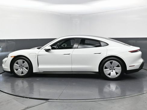 Used 2022 Porsche Taycan image 7