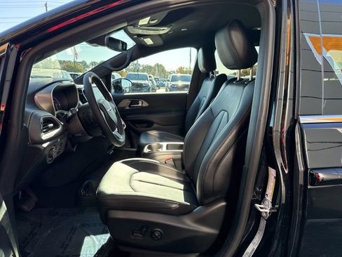 New 2026 Chrysler Pacifica Select image 7