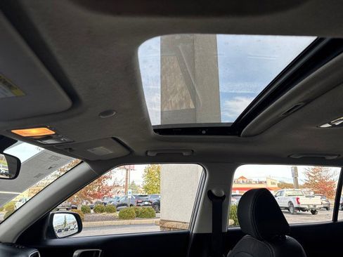 Used 2023 Hyundai Venue SEL image 12