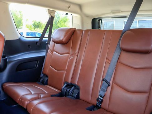Used 2018 Cadillac Escalade ESV Luxury RWD image 10