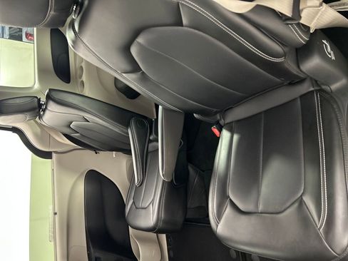 Used 2024 Chrysler Pacifica Touring-L image 16