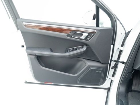 Certified 2025 Porsche Macan image 23