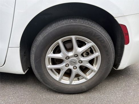 Used 2023 Chrysler Pacifica Touring-L FWD image 6