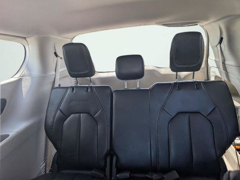 Used 2023 Chrysler Pacifica Touring-L FWD image 18