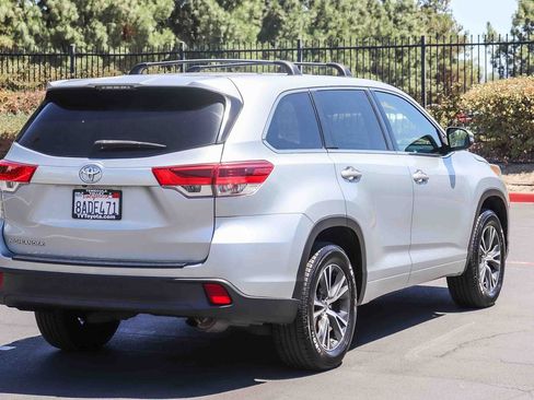 Used 2017 Toyota Highlander LE w/ Carpet Mat Package FWD image 7