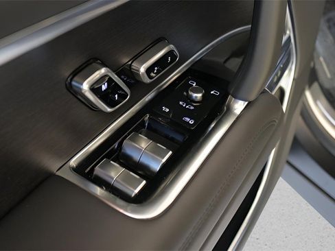 New 2026 Land Rover Range Rover SE image 8