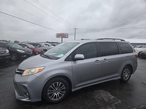 Used 2018 Toyota Sienna XLE image 23
