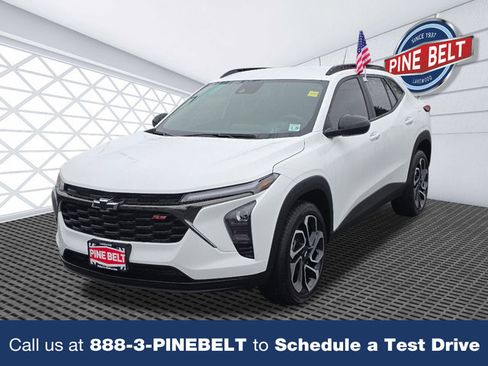 Certified 2025 Chevrolet Trax RS FWD image 1
