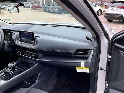 Used 2025 Nissan Rogue S AWD/4WD image 13