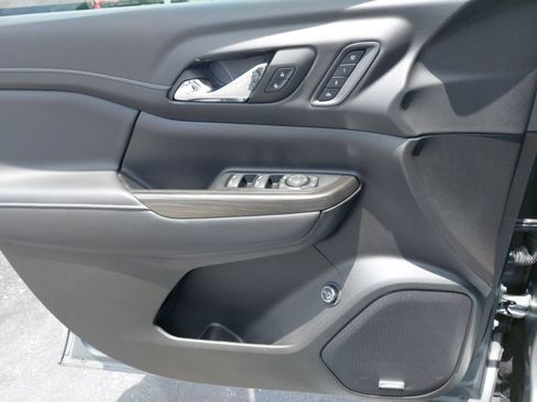 Used 2023 GMC Acadia SLT w/ Technology Package FWD image 9