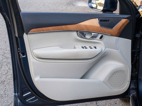 Used 2021 Volvo XC90 T6 Momentum w/ Climate Package image 12