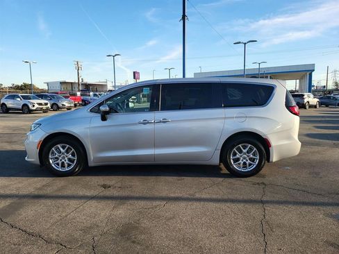 Used 2023 Chrysler Pacifica Touring-L image 31