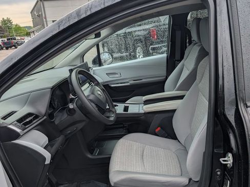Used 2025 Toyota Sienna LE AWD/4WD image 13