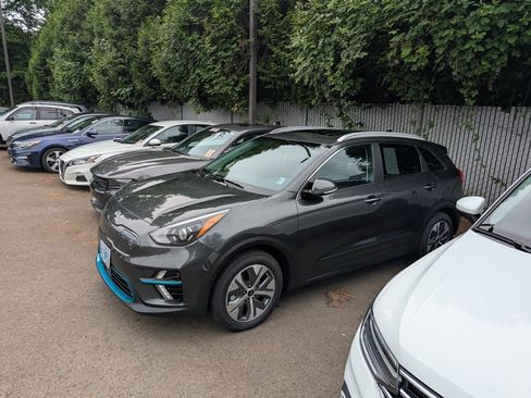 Used 2022 Kia Niro EX Premium w/ Cold Weather Package FWD image 2