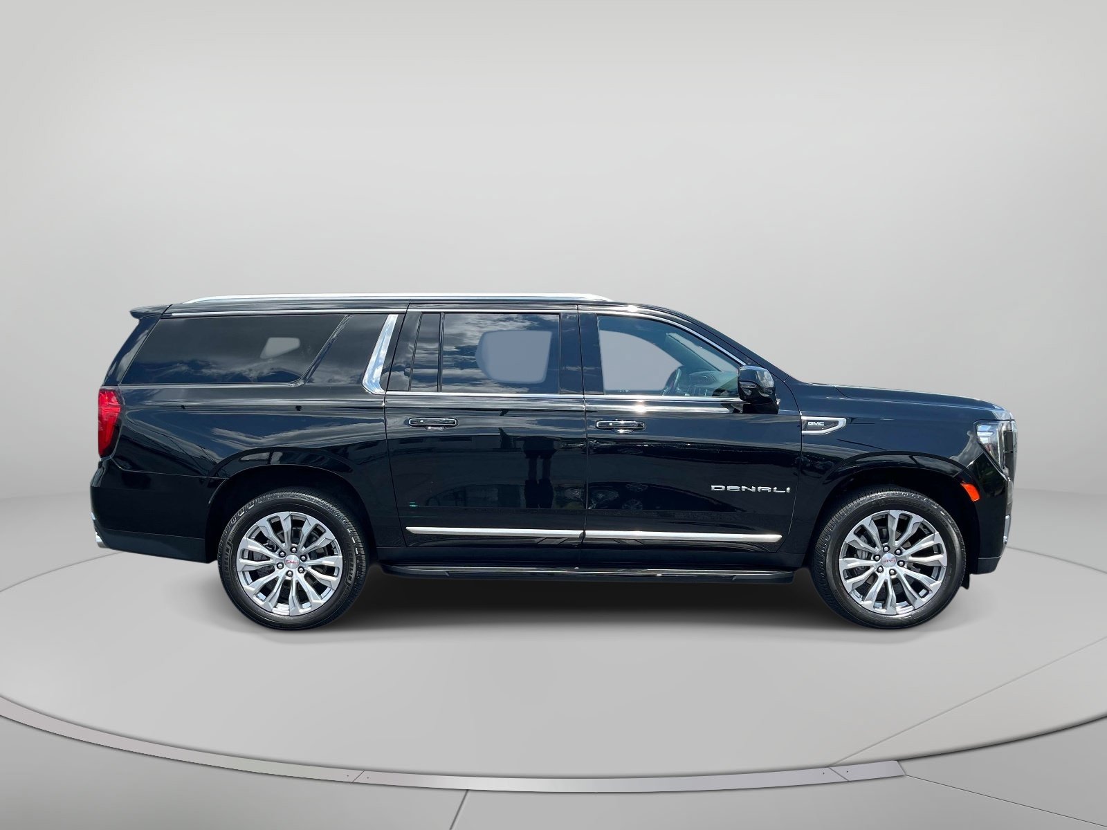 Used 2024 GMC Yukon XL Denali AWD/4WD image 2