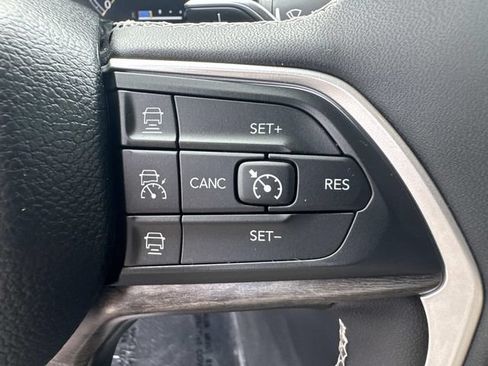 Used 2023 Jeep Grand Cherokee L Limited AWD/4WD image 27