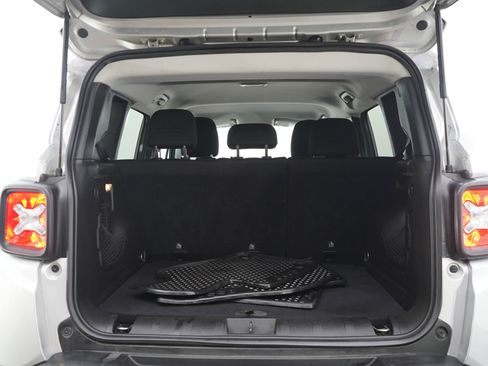 Used 2018 Jeep Renegade Latitude w/ Cold Weather Group AWD/4WD image 18