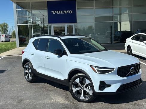 Certified 2026 Volvo XC40 B5 Plus AWD/4WD image 2