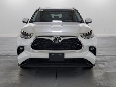 Certified 2025 Toyota Highlander XLE image 4