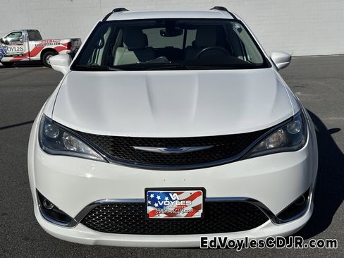 Used 2019 Chrysler Pacifica Touring-L image 9