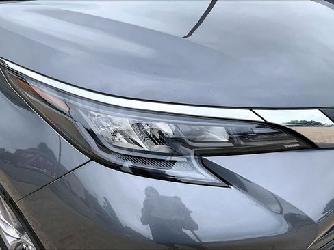 Used 2025 Toyota Sienna LE FWD image 28
