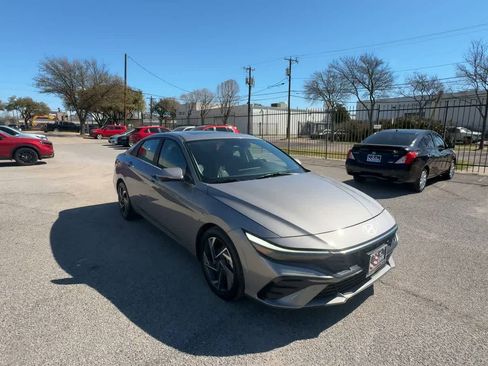 Used 2024 Hyundai Elantra Limited image 2