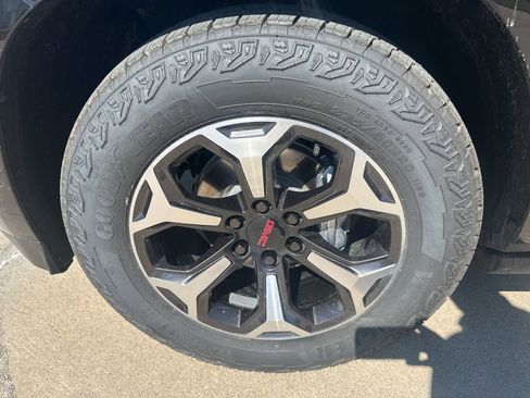 Used 2025 GMC Yukon Denali w/ Denali Reserve Package image 12