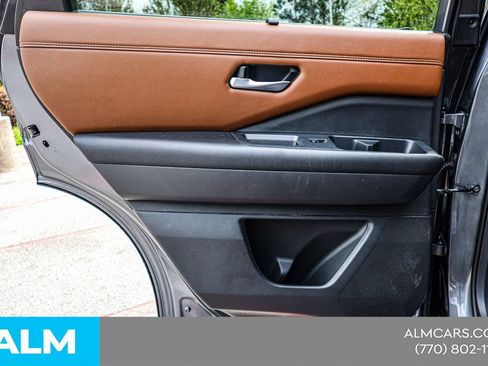 Used 2024 Nissan Pathfinder Platinum image 45