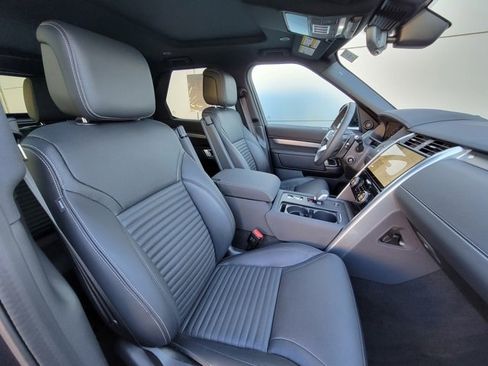 Used 2024 Land Rover Discovery Dynamic SE image 18