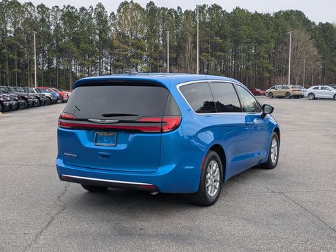 New 2026 Chrysler Pacifica Select image 5