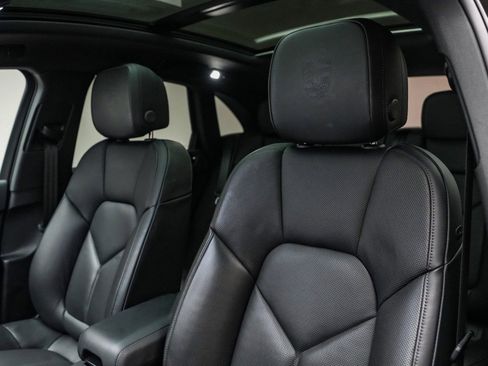 Certified 2025 Porsche Macan image 5