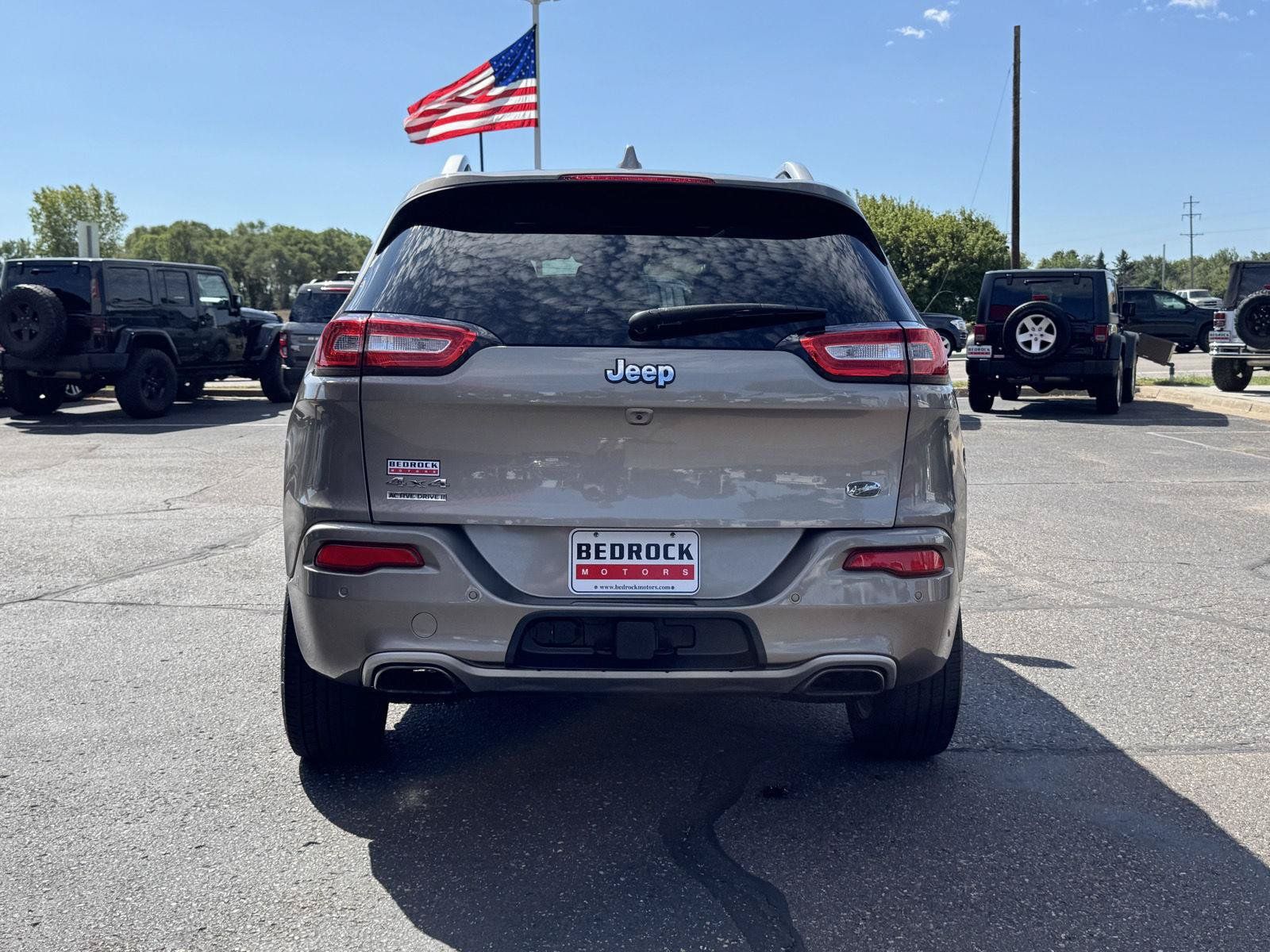 Used 2017 Jeep Cherokee Overland w/ Technology Group AWD/4WD image 6
