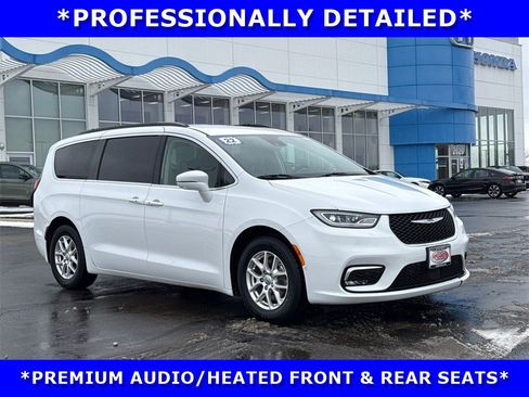 Used 2022 Chrysler Pacifica Touring-L w/ Uconnect Theater Family Group image 2