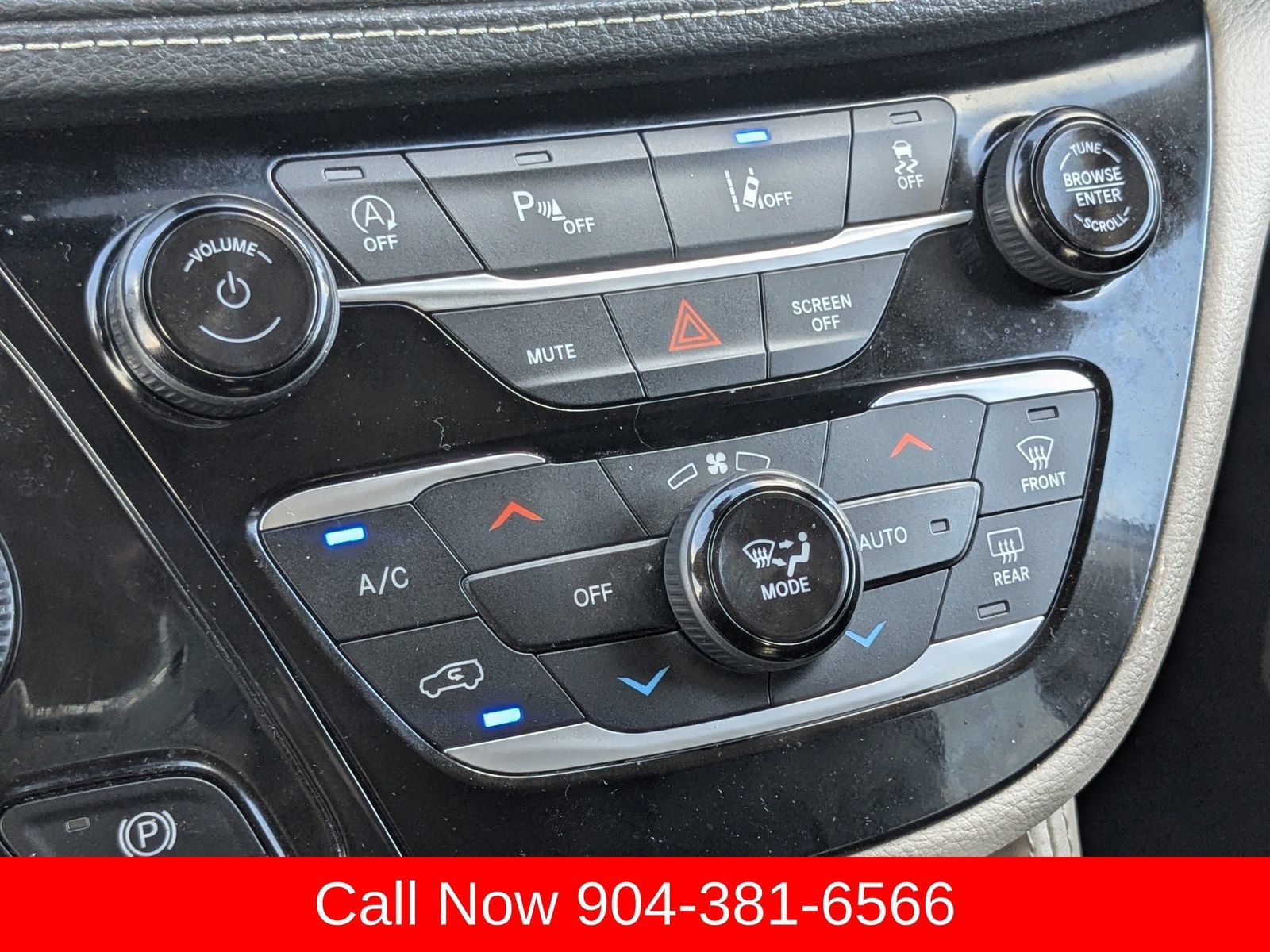 Used 2024 Chrysler Pacifica Limited FWD image 23