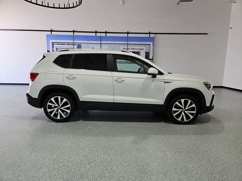 Used 2022 Volkswagen Taos SE FWD image 9