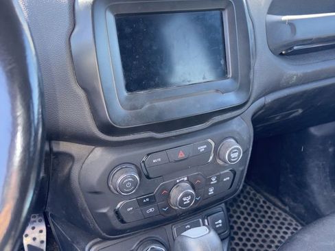 Used 2018 Jeep Renegade Latitude w/ Cold Weather Group AWD/4WD image 10